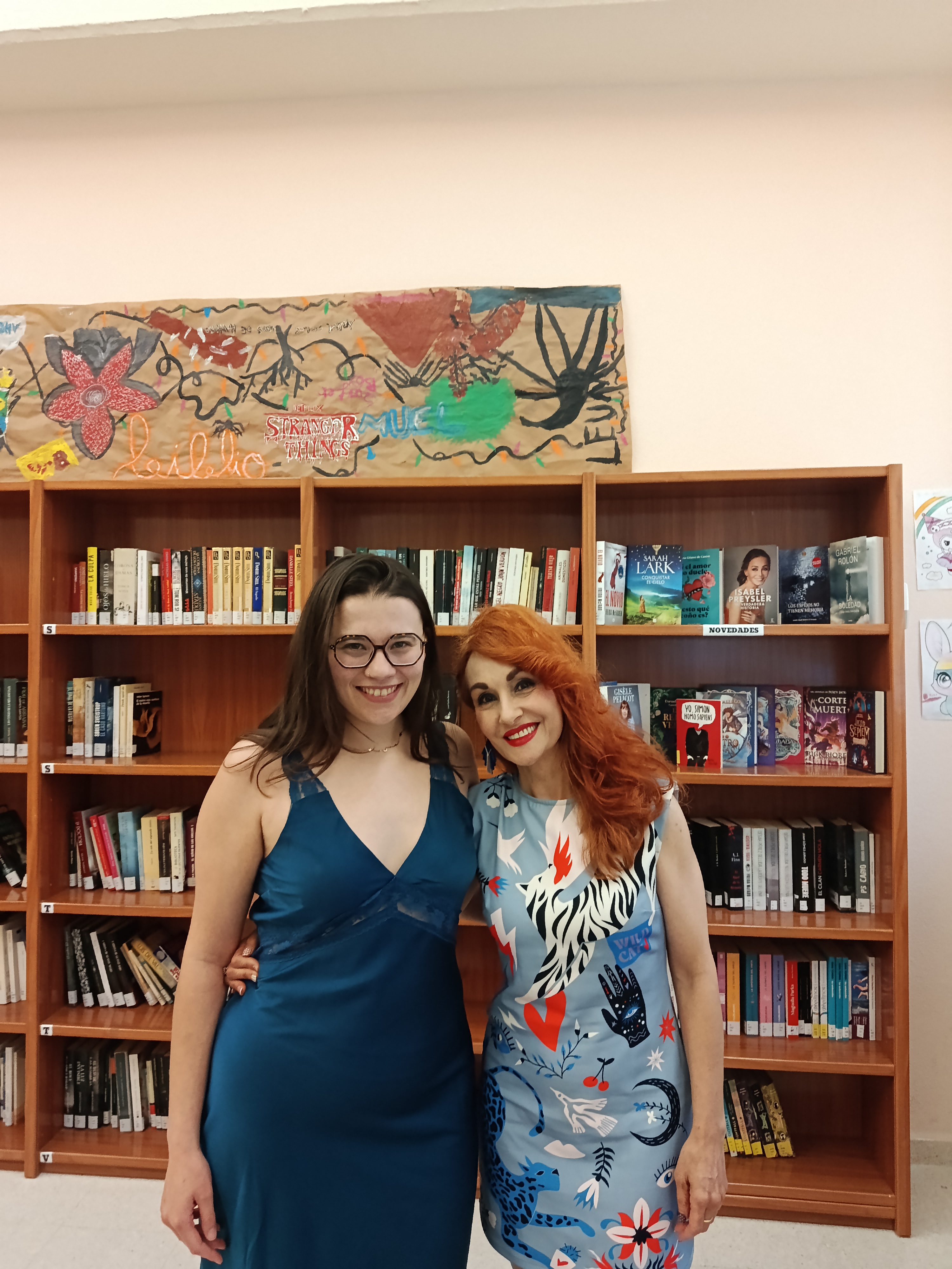 Sara en la presentación del libro en la biblioteca