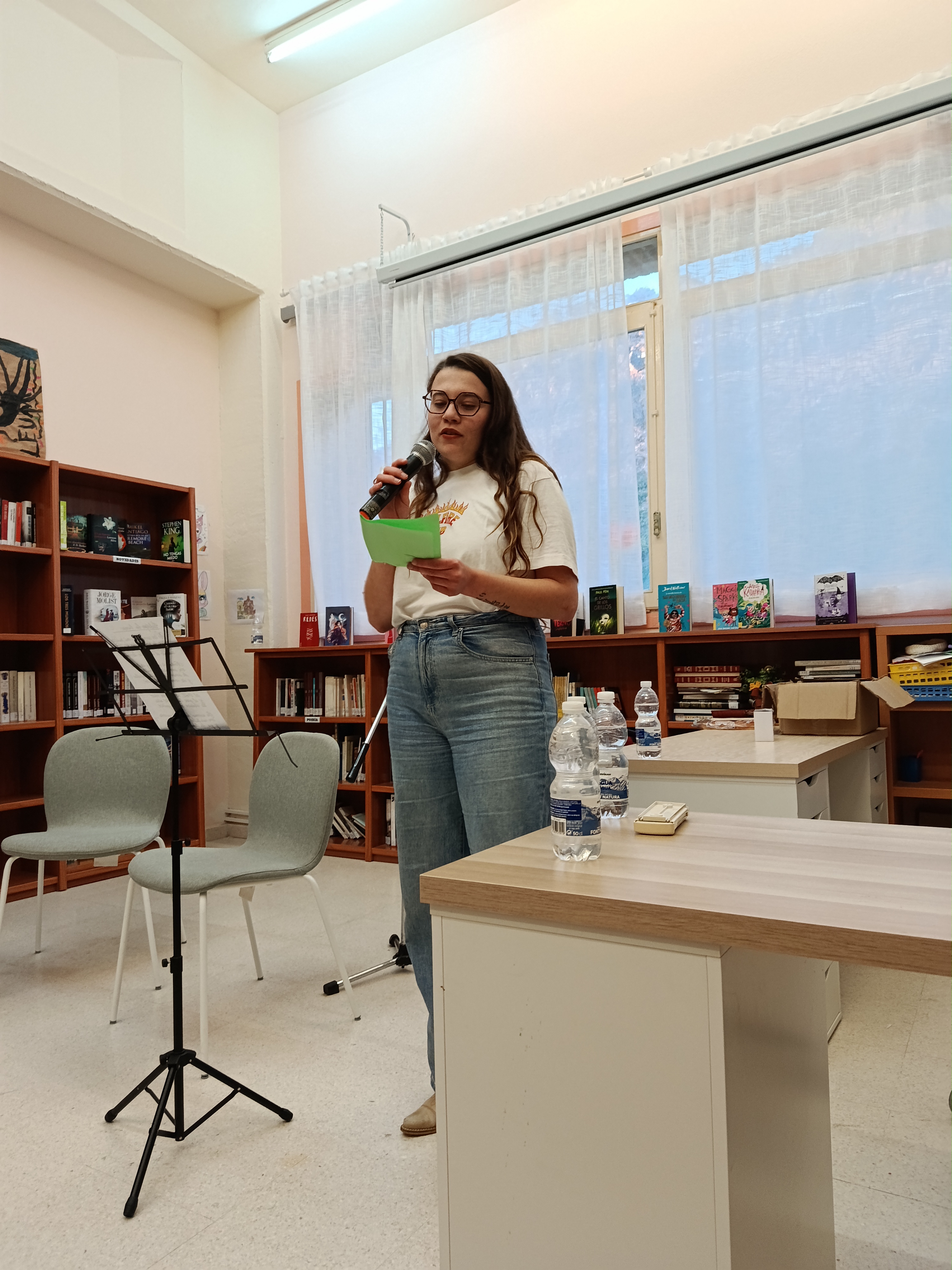 Sara presentando un evento en la biblioteca de Muel